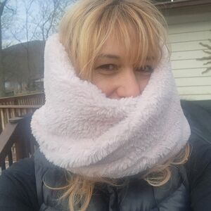 American Eagle Faux Fur Plush Cozy Infinity Scarf Neck Warmer Light Pink G21